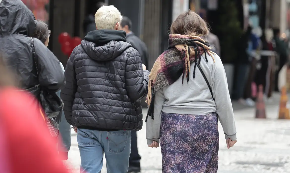 Inverno chega com frio intenso no Sul e calor em boa parte do país