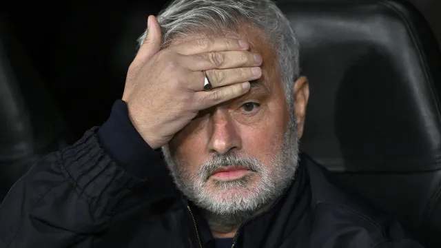 Barcelona rebate Mourinho: "Estranho é meter um dedo no olho de alguém"