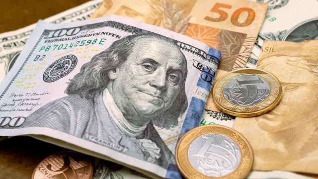 Dólar cai a R$ 4,98 e acumula perda de 4,44% na semana