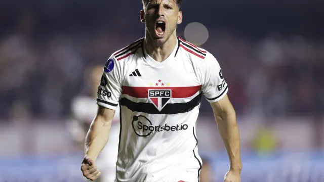Lucas volta, Calleri marca dois e São Paulo derrota o Vitória no Morumbis