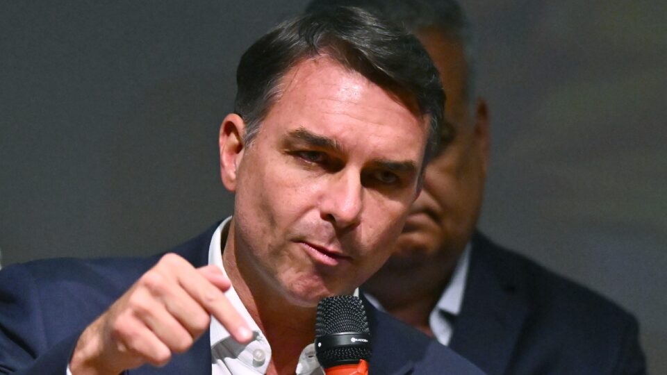 Após derrota, Flávio é alvo de Moraes e PF. Vitória de Lula pressiona mercado