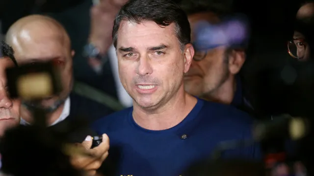 Vamos suspender por um ano a entrada em vigor da reforma tributária, diz Flávio Bolsonaro