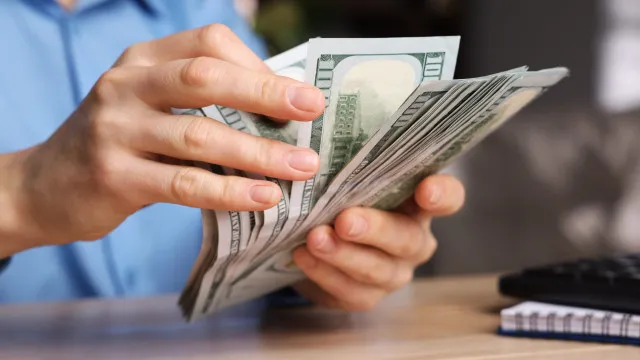 Dólar tem forte alta e Bolsa oscila após decisões de juros no Brasil e nos EUA