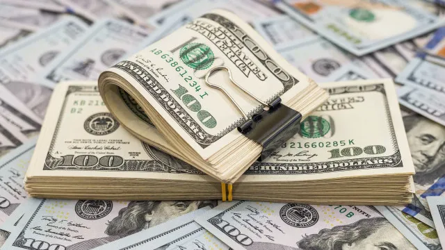Dólar recua e Bolsa avança em dia de baixa liquidez por conta de feriado antecipado nos EUA
