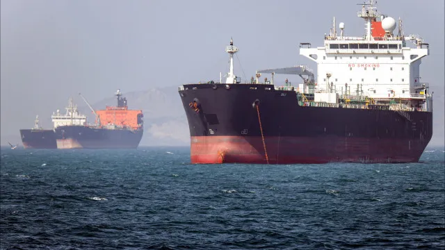 Petróleo volta a subir após Irã anunciar fechamento do estreito de Hormuz