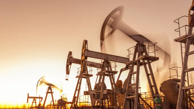 Petróleo cai quase 5% com acordo entre EUA e Irã, mas volta a nível pré-guerra é improvável