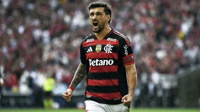 Presidente do Flamengo anuncia que Arrascaeta terá busto na Gávea