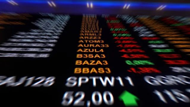 Bolsa avança e dólar fecha em leve alta com divulgação do IPCA-15 e Fed no radar