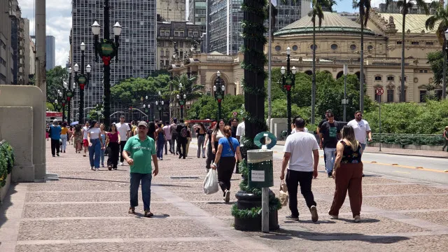 Pobreza cai a menor nível da série histórica nas metrópoles brasileiras, mas desigualdade sobe