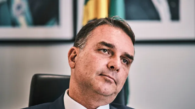 Flávio Bolsonaro promete reduzir impostos e diz que não fará economia em cima de aposentados