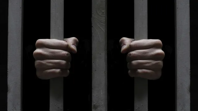 Mãe é presa suspeita de tentar matar a filha de 4 anos durante "ritual"