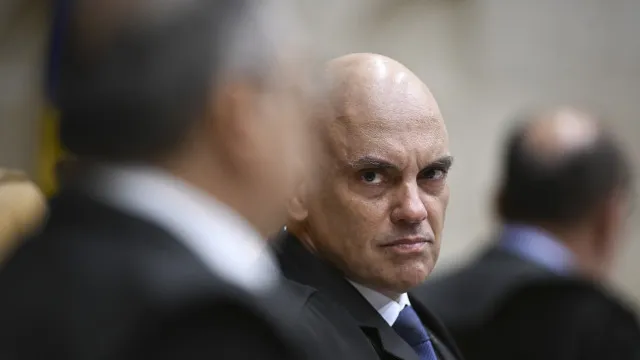 Moraes dá 10 dias para PF ouvir Flávio em caso de calúnia contra Lula 