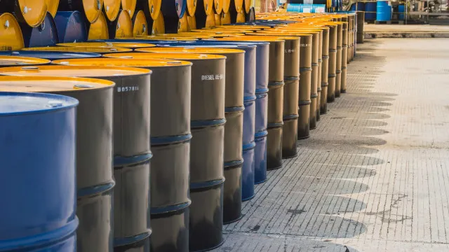Petróleo chega a disparar mais de 3% e tem maior valor em quase um mês