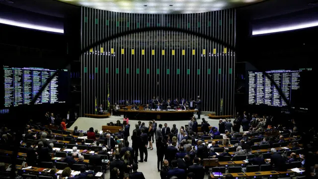 Congresso vota nesta semana fim da escala 6x1 e "taxa das blusinhas"
