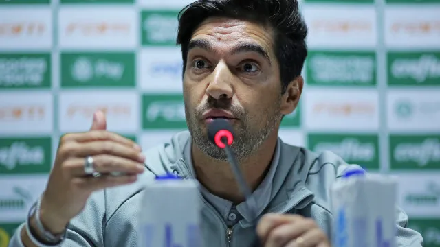 Abel cobra Vitor Roque e detona arbitragem após empate: 'É inacreditável'