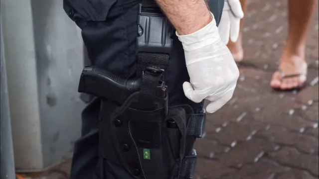 Homem que morreu ao cair do 14º andar em Londrina tentava escapar de agressores, diz polícia