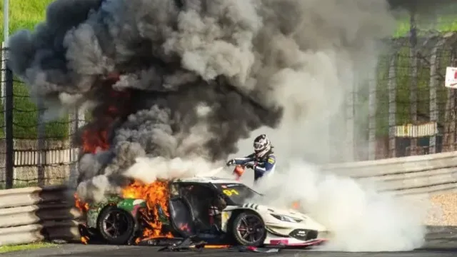 Piloto resgata colega de carro em chamas após acidente em prova no China GT