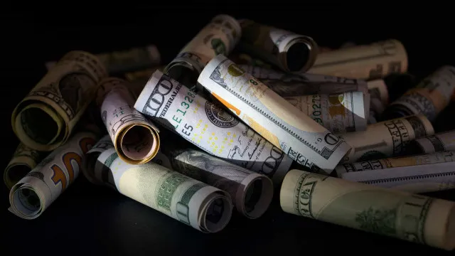 Dólar oscila em meio a 'casadão' do BC e cautela externa