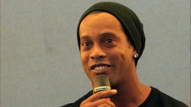 Ronaldinho é apresentado na Itália: 'Vou jogar? Não sei, só o técnico sabe'
