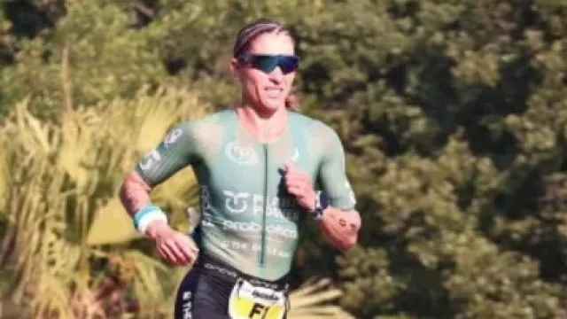 A triatleta que virou 'dama de ferro' forjada com latinhas catadas pela mãe