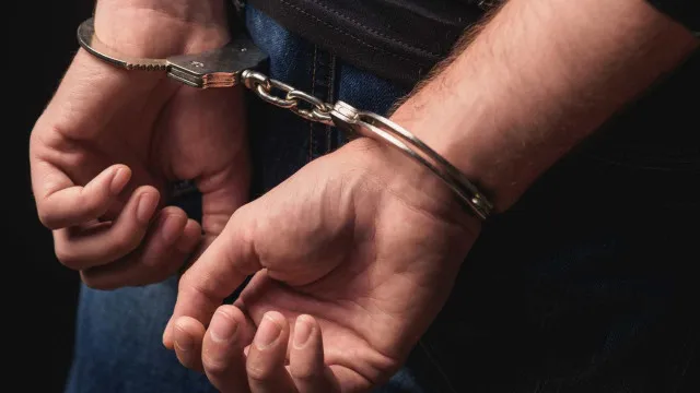 Homem é preso após tentar matar mulher a mordidas em Magé (RJ)