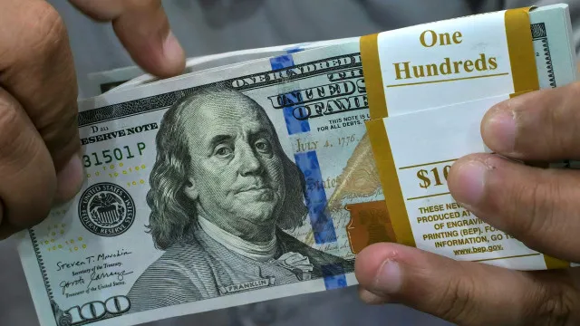 Dólar fecha em alta com avanço do petróleo e cenário político em foco; Bolsa recua