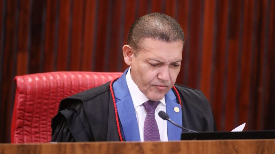 Nunes Marques manda governo Lula retirar propaganda irregular em sites de ministérios