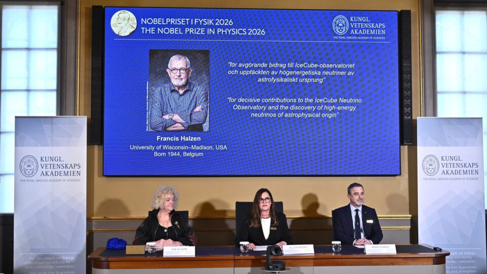 Pesquisador belga-americano ganha Nobel de Física por trabalho com partículas cósmicas