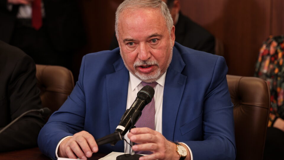 Líder de partido direitista de oposição a Netanyahu descarta aliança com árabes: “defensores do terrorismo” 