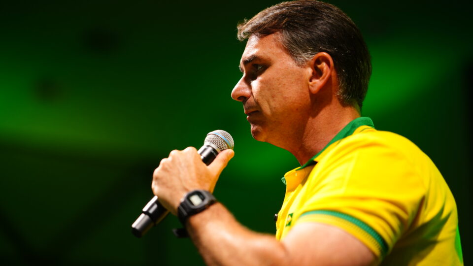 Flávio Bolsonaro deixa o Brasil após sofrer restrições da Justiça
