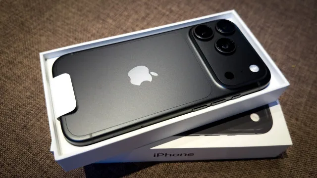 Apple adia entregas do iPhone dobrável nos EUA de outubro para janeiro após início da pré-venda