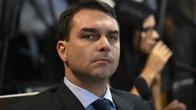 Trabalho por hora que Flávio Bolsonaro já defendeu é alvo de críticas no exterior