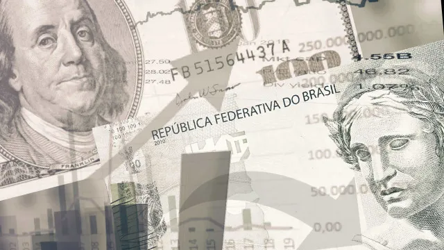 Dólar fecha em alta, e Bolsa recua com cautela no exterior e cenário eleitoral