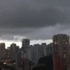 🌬️ Nova frente fria chega nesta segunda e muda o tempo em todo o Brasil