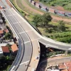 🛤️ Viaduto recém-inaugurado vira dor de cabeça pra vizinhança: rachaduras, tremedeira e gente espiando pelo muro 👀