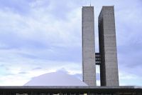 Congresso pede suspensão de decreto do IOF e reafirma legalidade de atuação