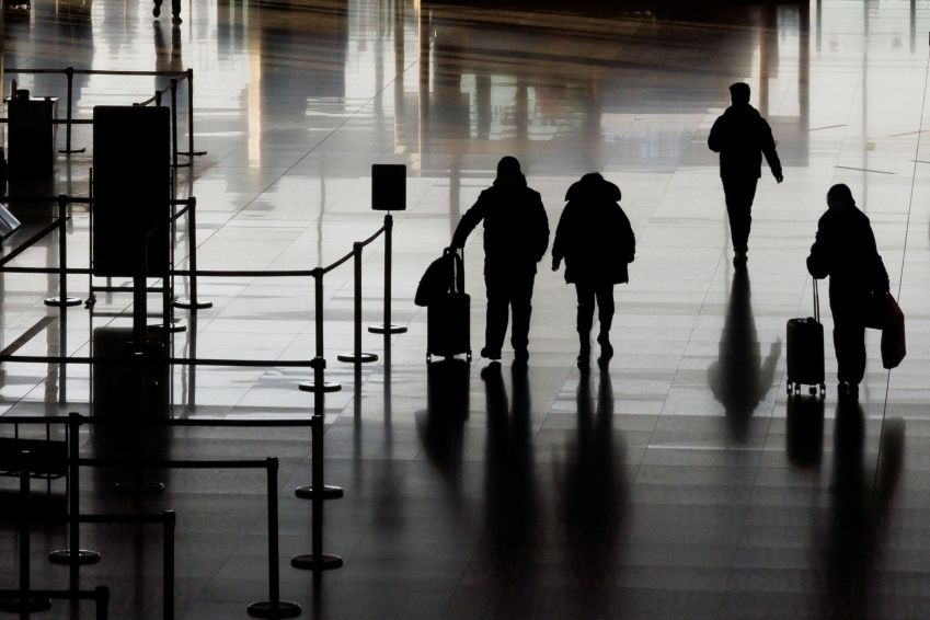 Pessoas andando no Aeroporto Internacional de Pequim • Thomas Peter/Reuters via CNN Newsource