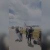 Falha em avião nos EUA obriga passageiros a descerem na pista