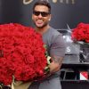 Solteiro, Lucas Guimarães ganha buquê de rosas gigante e mostra cartão