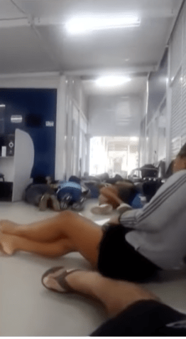 Pacientes da Clínica da Família tentam se proteger durante tiroteio em Realengo, em abril deste ano. • Reprodução - Redes Sociais
