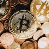Bitcoin opera em alta com perspectivas para cortes de juros nos EUA