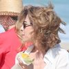 Fernanda Torres é flagrada de biquíni vermelho passeando por praia do RJ