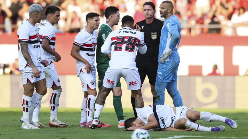 Jogadores do São Paulo reclamam com o árbitro Ramon Abatti Abel sobre um possível pênalti em Tapia (no chão) • Alexandre Schneider/Getty Images