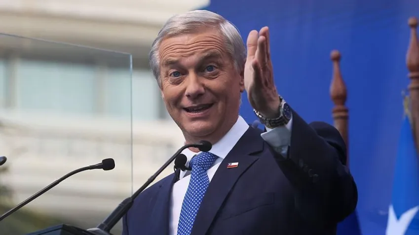 Candidato presidencial de ultradireita José Antonio Kast discursa para milhares de apoiadores em comício no Chile • Cristobal Basaure Araya/SOPA Images/LightRocket via Getty Images