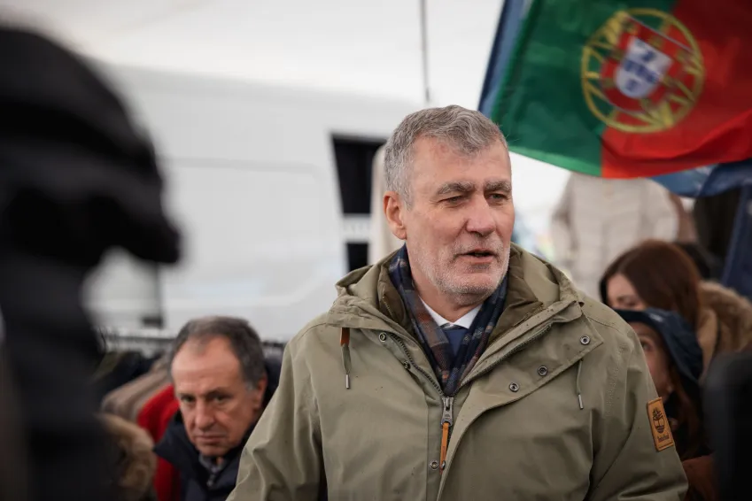 Henrique Gouveia e Melo, candidato português às eleições presidenciais, visita mercados de rua em Gondomar e Vila Nova de Gaia (Afurada), em Portugal, no dia 15 de janeiro de 2026, durante a campanha oficial para a presidência • David Oliveira/NurPhoto via Getty Images